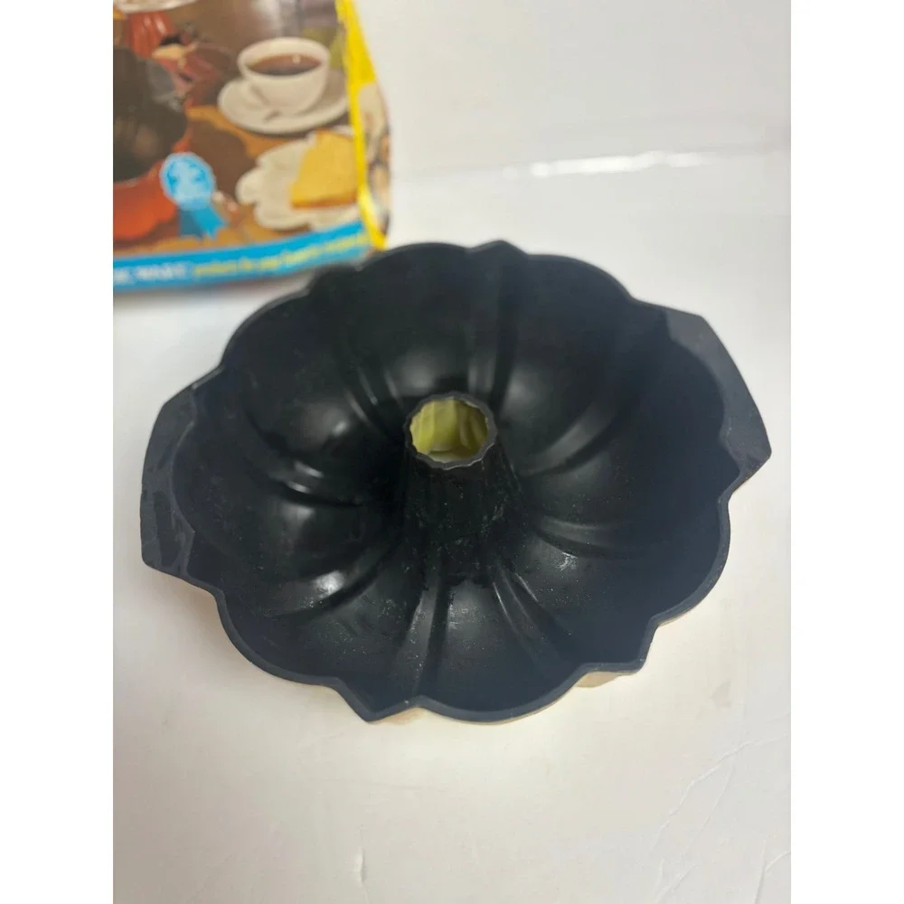 Vintage‎ Nordic Ware Bundt Pan 12 Cup Cast Aluminum Harvest Gold Yellow 70s Box